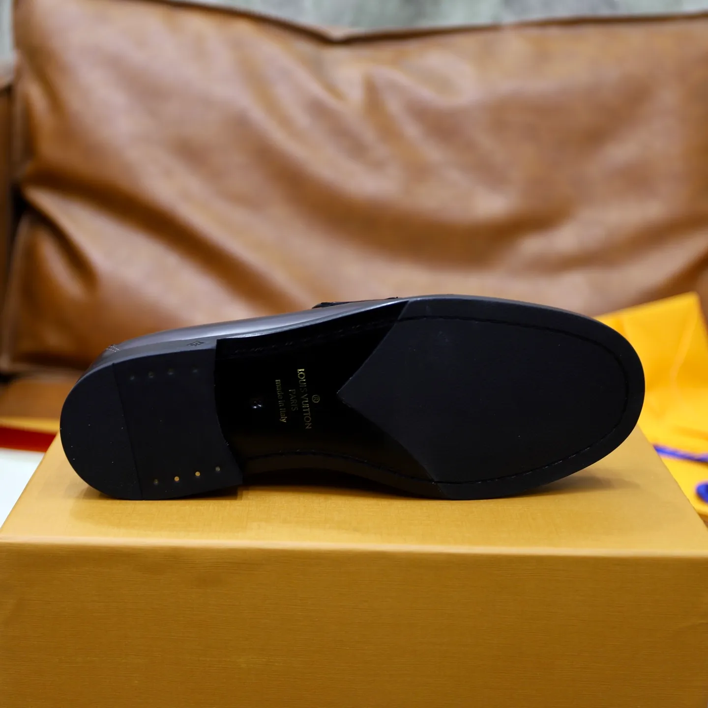 Men's shoes 💰: 💰900LV Louis Vuitton slip-on loafers, top quality products produced in Dongguan, ready for sale! This LV Glove loafer is made of selected soft cowhide, with a slightly wrinkled leather surface and a very high-end texture. Each pair is unique. The leather surface is light and soft, with a fine texture and good luster. It is a classic loafer style, with exquisite handmade mark stitching on the toe, and a square toe configuration to highlight the classic style. The horizontal band has hot-printed LV three-dimensional letters, semi-solid handcrafts and a genuine leather outsole, and a rubber patch on the heel to create wear-resistant performance and comfort. One of the must-have loafers for men! Comes with full original packaging! Code number: 38-39-40-41-42-43-44 (38, 45, 46 customized) standard leather shoe code